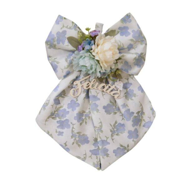 Fiocco Big con Organza, Fiori Azzurri e Scritta in Legno “Felicità”