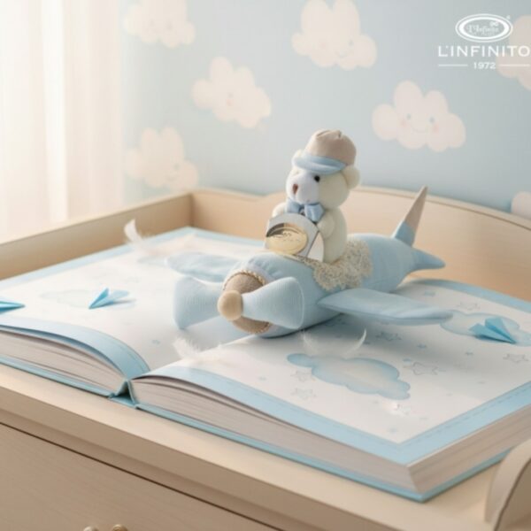 Teddy Bear con Berretto su Aereo di Stoffa Celeste – L’Infinito 1972